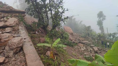 मध्यपहाडी लोकमार्ग अवरुद्ध, साउनको बोलबम यात्रामा गएका श्रद्धालु अलपत्र